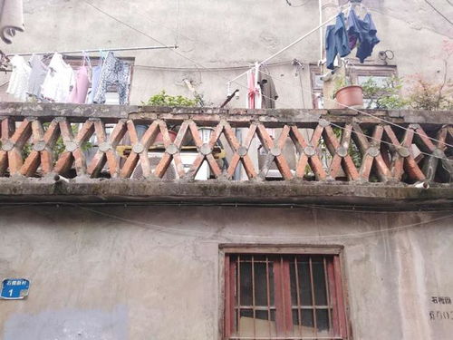 墻磚斑駁,電線漫天,探訪中華第一商圈旁的破敗棚戶區(qū)