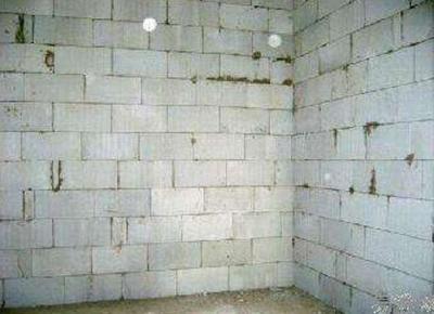 師傅砌墻收費比普通師傅貴不少,當他完工以后,才知這錢花得值