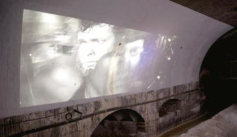 英國電影《第三人》的畫面投映在維也納下水道的墻上