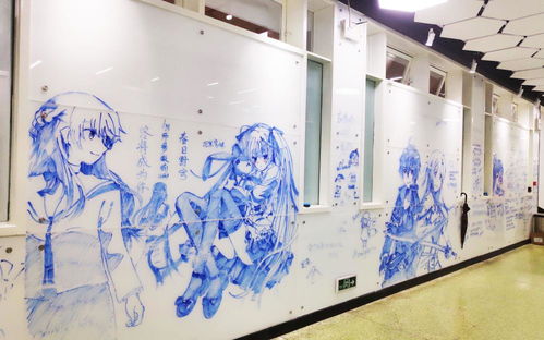 大佬將學校走廊變 漫展 ,三面墻畫滿動漫人物,這場面太壯觀了