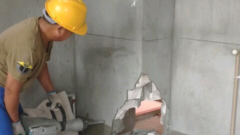 新房白灰墻難鏟,三個人打磨一天要加錢,剛開工裝修小伙就認虧吃