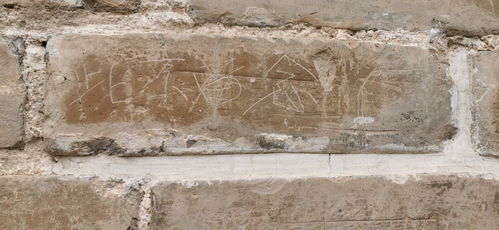 天壇600歲老壇墻 很受傷 ,有人連著三年刻 到此一游